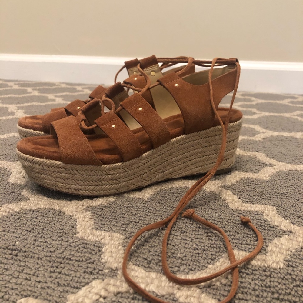WORN ONCE MICHAEL MICHAEL KORS Tan Sandals
